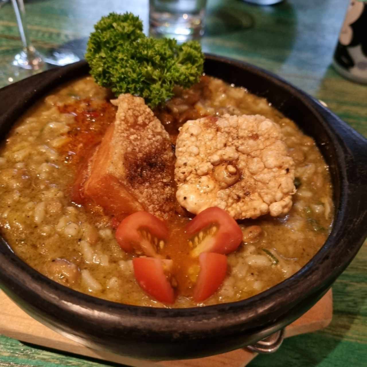 guacho de guandú con chicharron