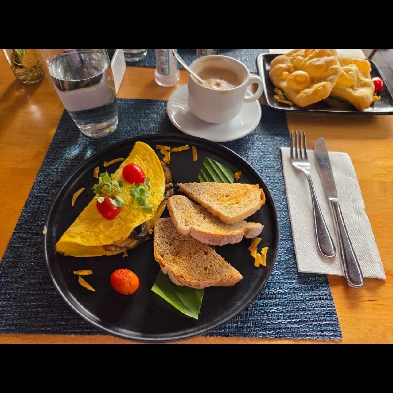 Omelette con hongos, chedar y pan de masa madre 