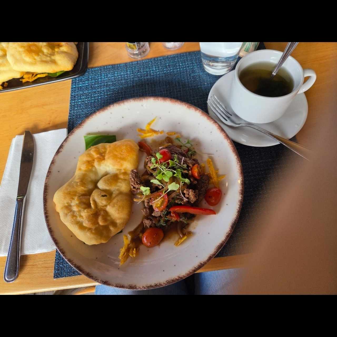 Bisteck picado de filete de res con hojaldre