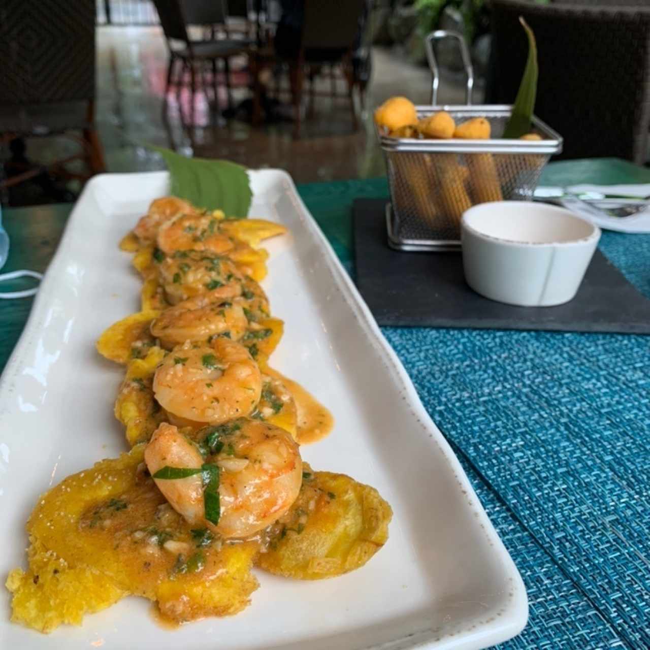patacones con camarones al ajillo y almojabanoncon salsa de ají dulce