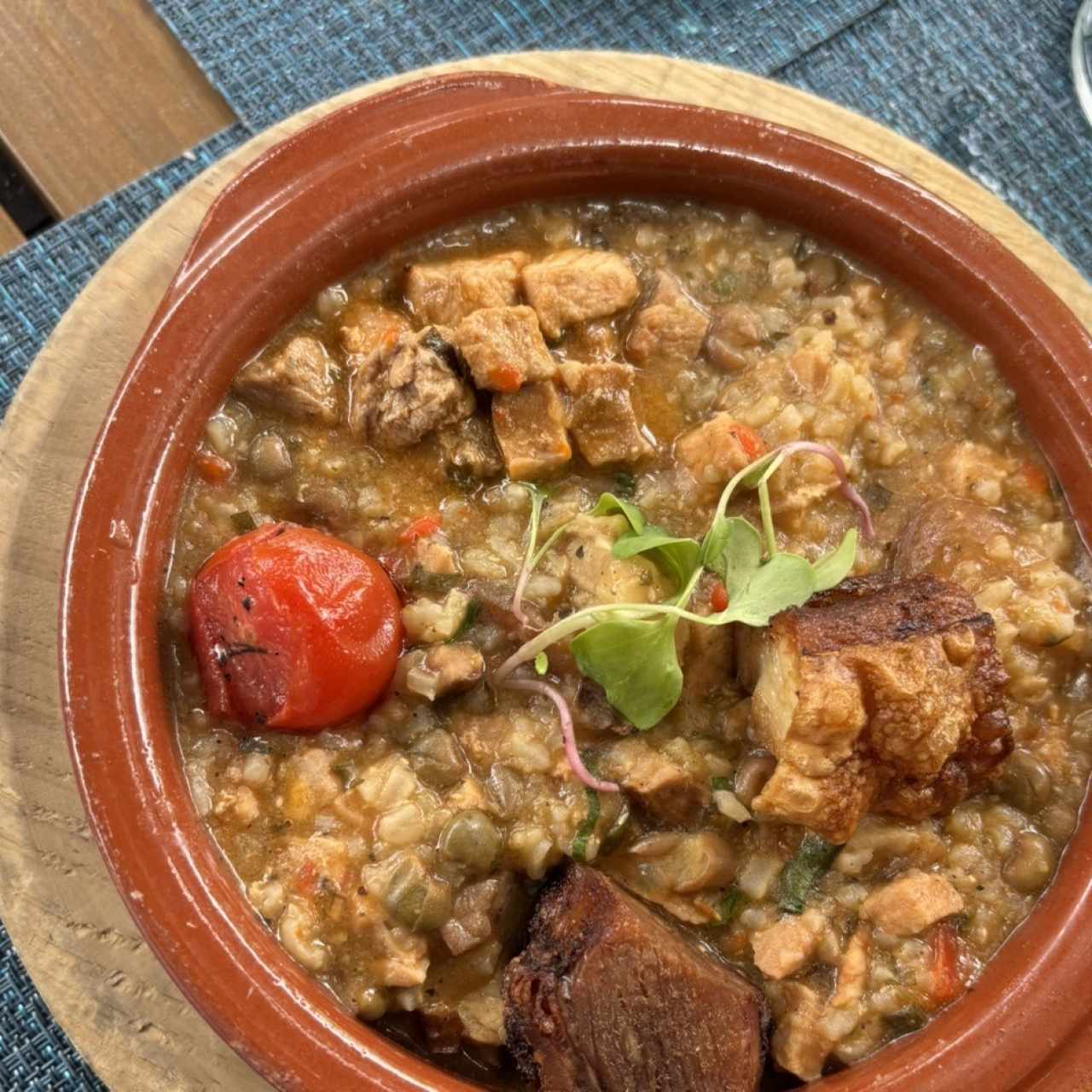 Guacho de Guandú y Chicharrón de Cerdo