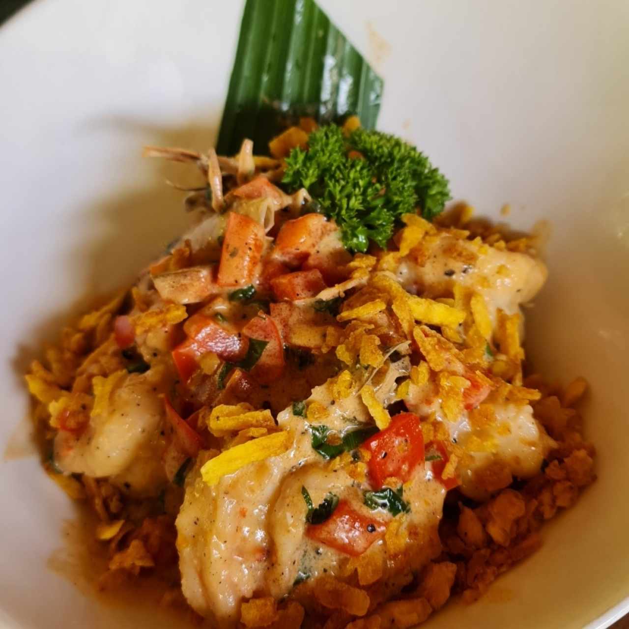 camarones con salsa de coco sobre concolón