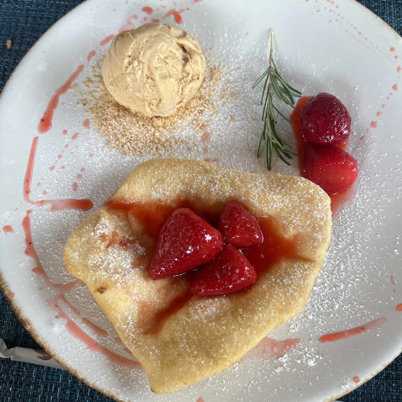 Hojaldra Con Fresas y Helado de Manjar Blanco
