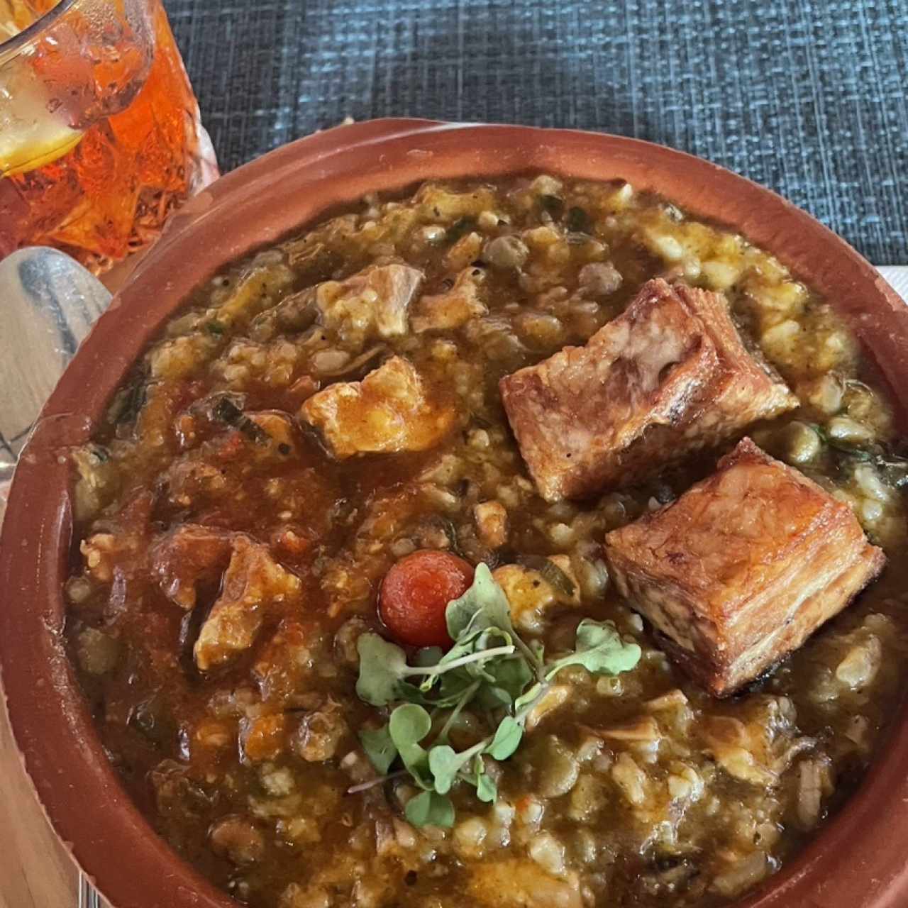Guacho de Guandú y Chicharrón de Cerdo