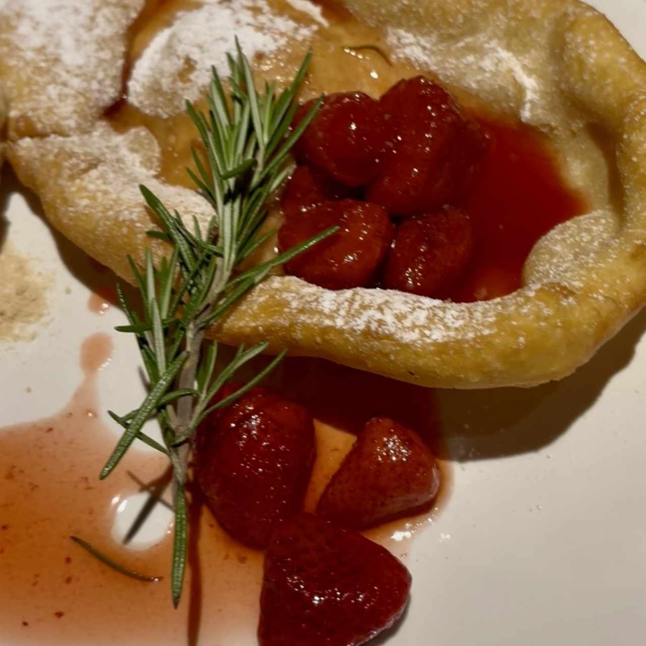 Hojaldra Con Fresas y Helado de Manjar Blanco