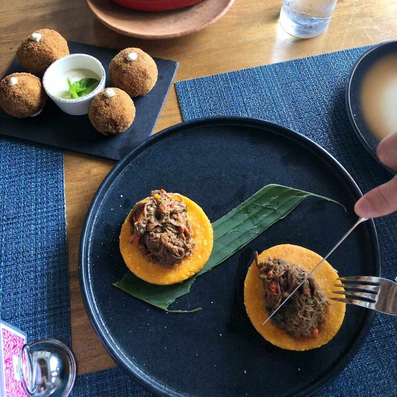 Tortilla de Maíz con Guiso de Ropa Vieja