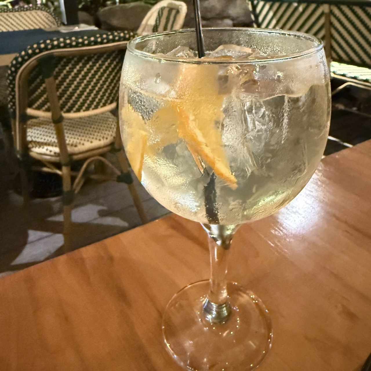 Gin tonic tanqueray con rodajas de naranja