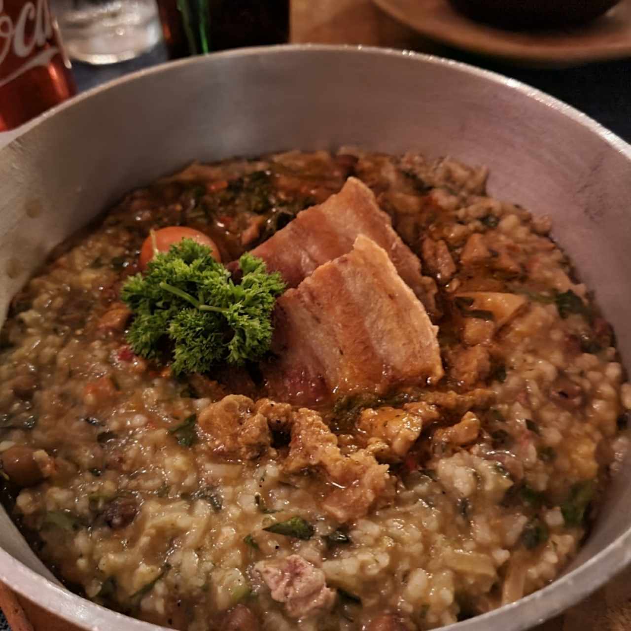 Guacho de guandu con chicharrón
