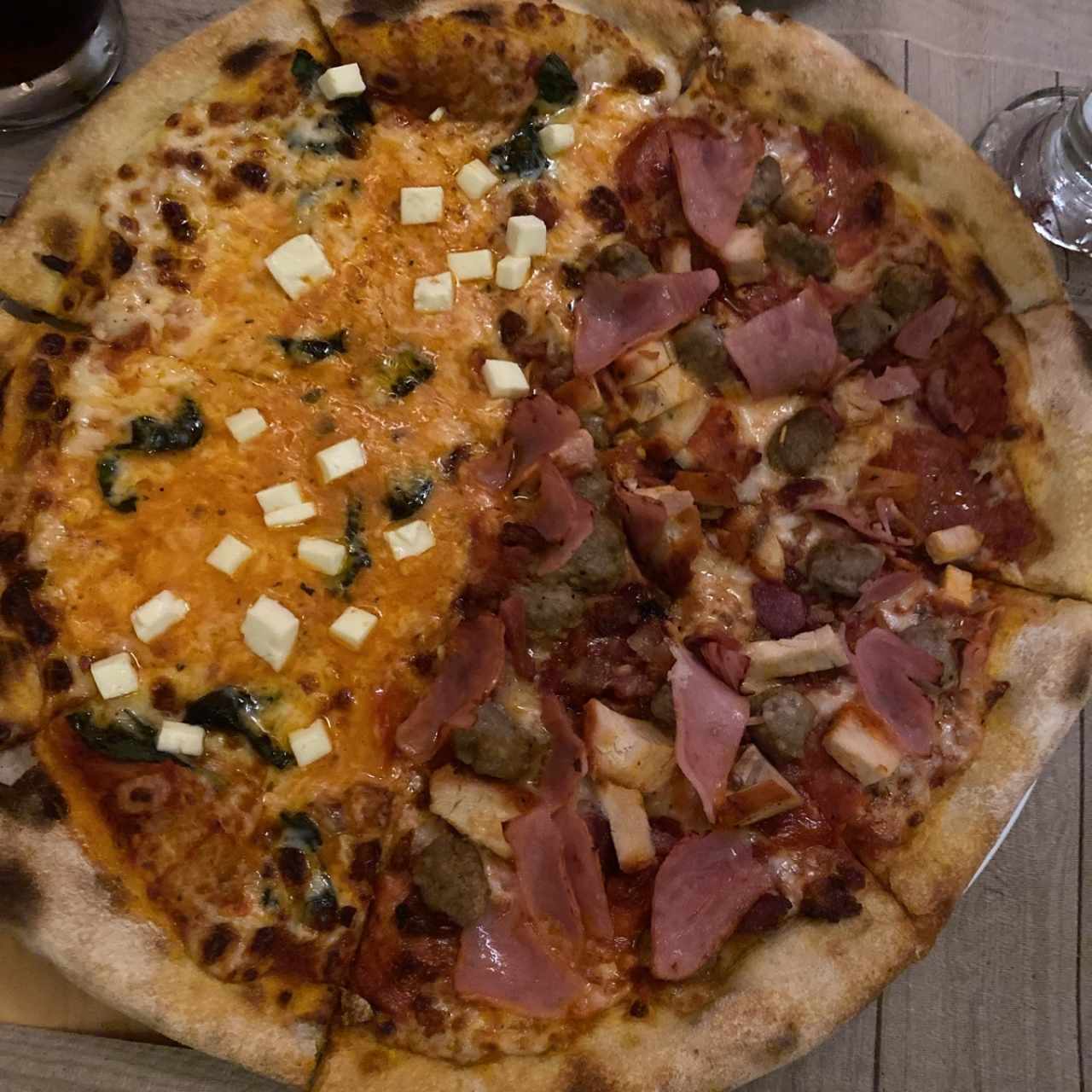 Pizza mitad La Chiricana y Margarita