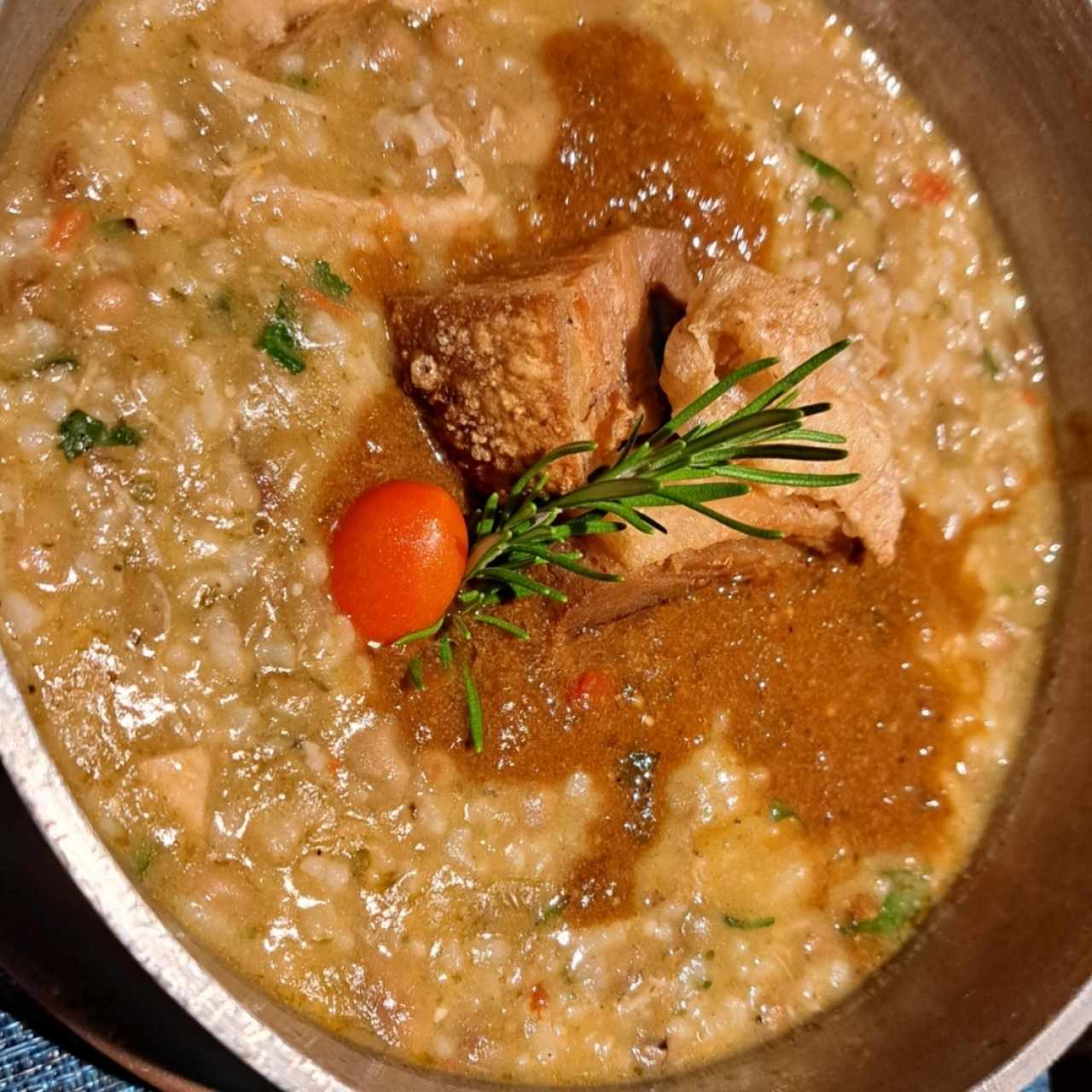 Guacho de guandú y chicharrón