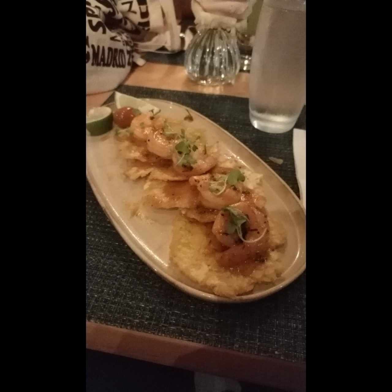 Camarones al Ajillo con patacones