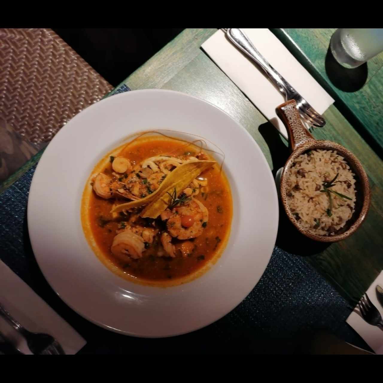 Corvina en salsa de mariscos y arroz con guandú...