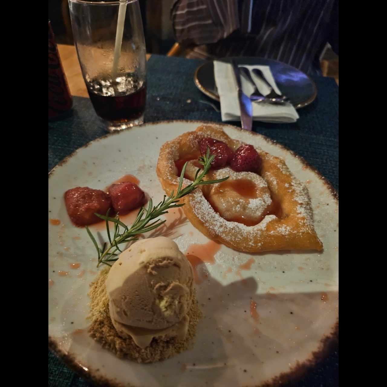 Hojaldra Con Fresas y Helado de Manjar Blanco