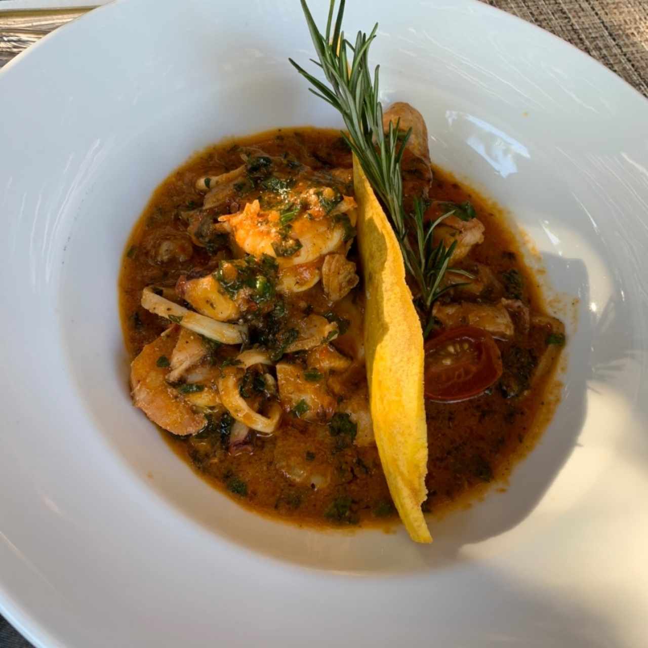 corvina bañada en mariscos