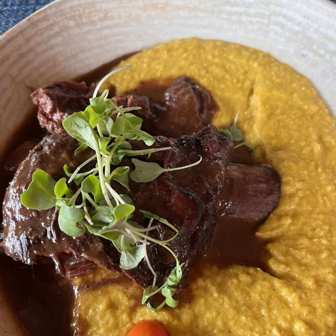 Asado de Tira con Tamal de Olla