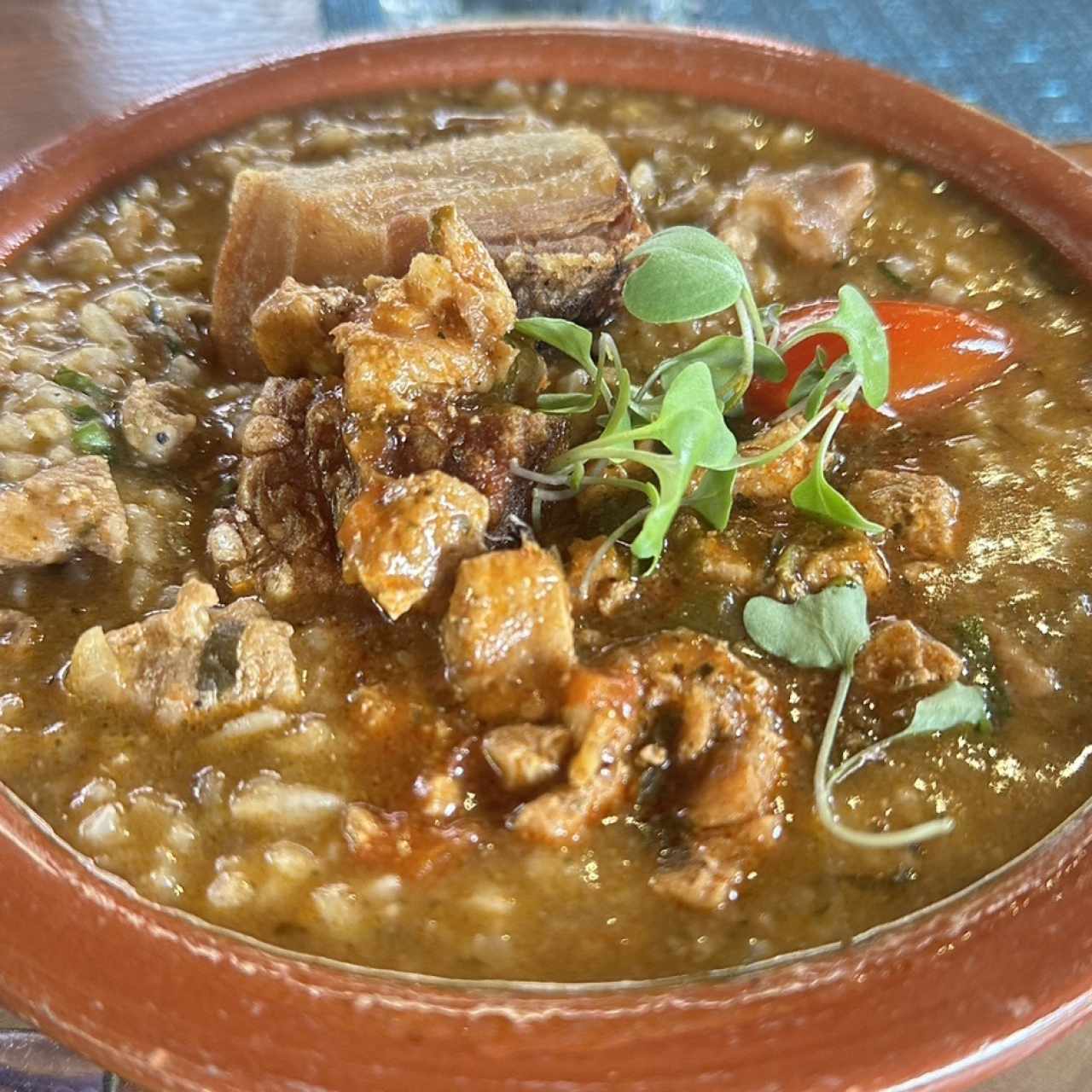 Guacho de Guandú y Chicharrón de Cerdo