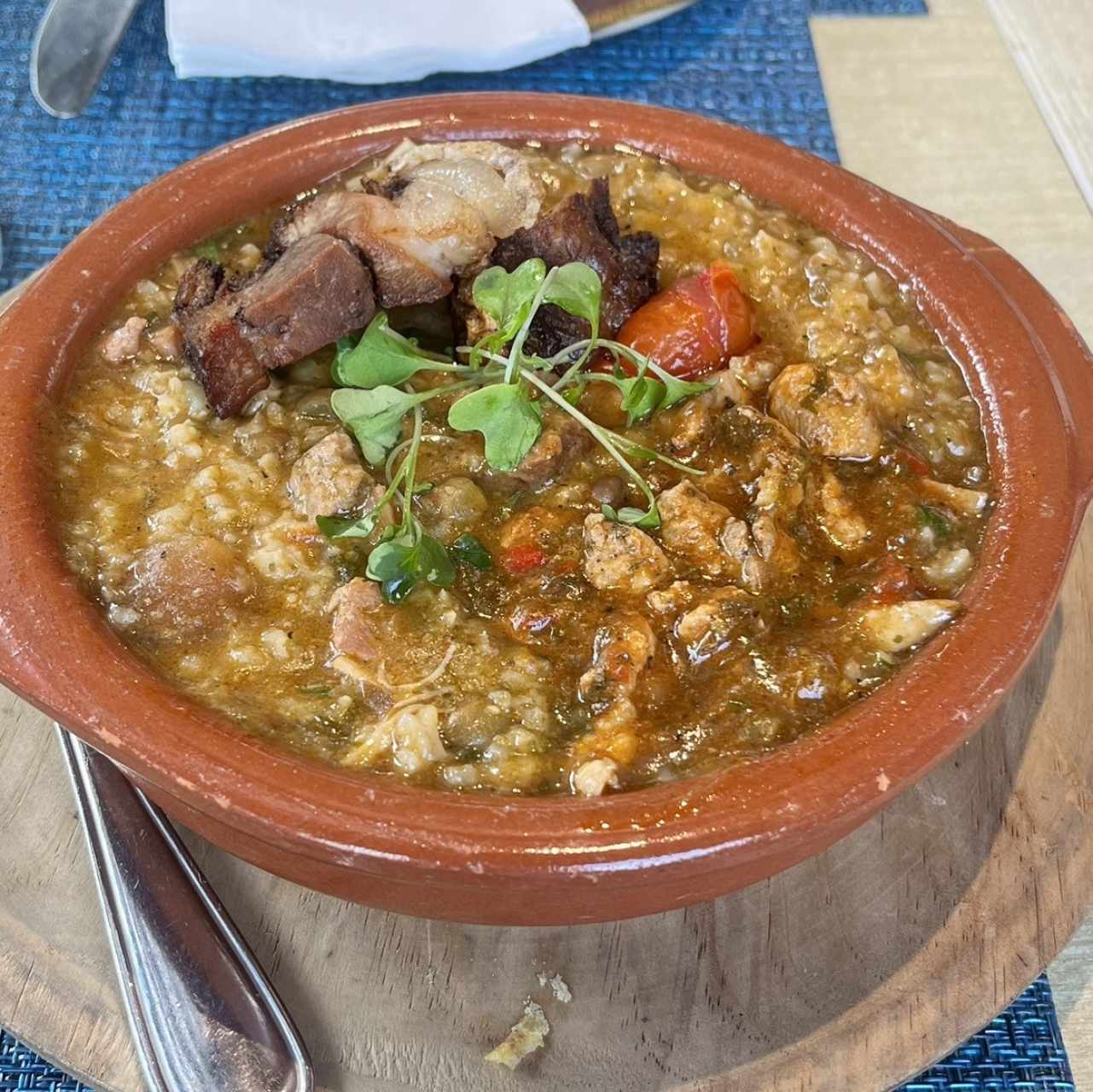 Guacho de Guandú y Chicharrón de Cerdo
