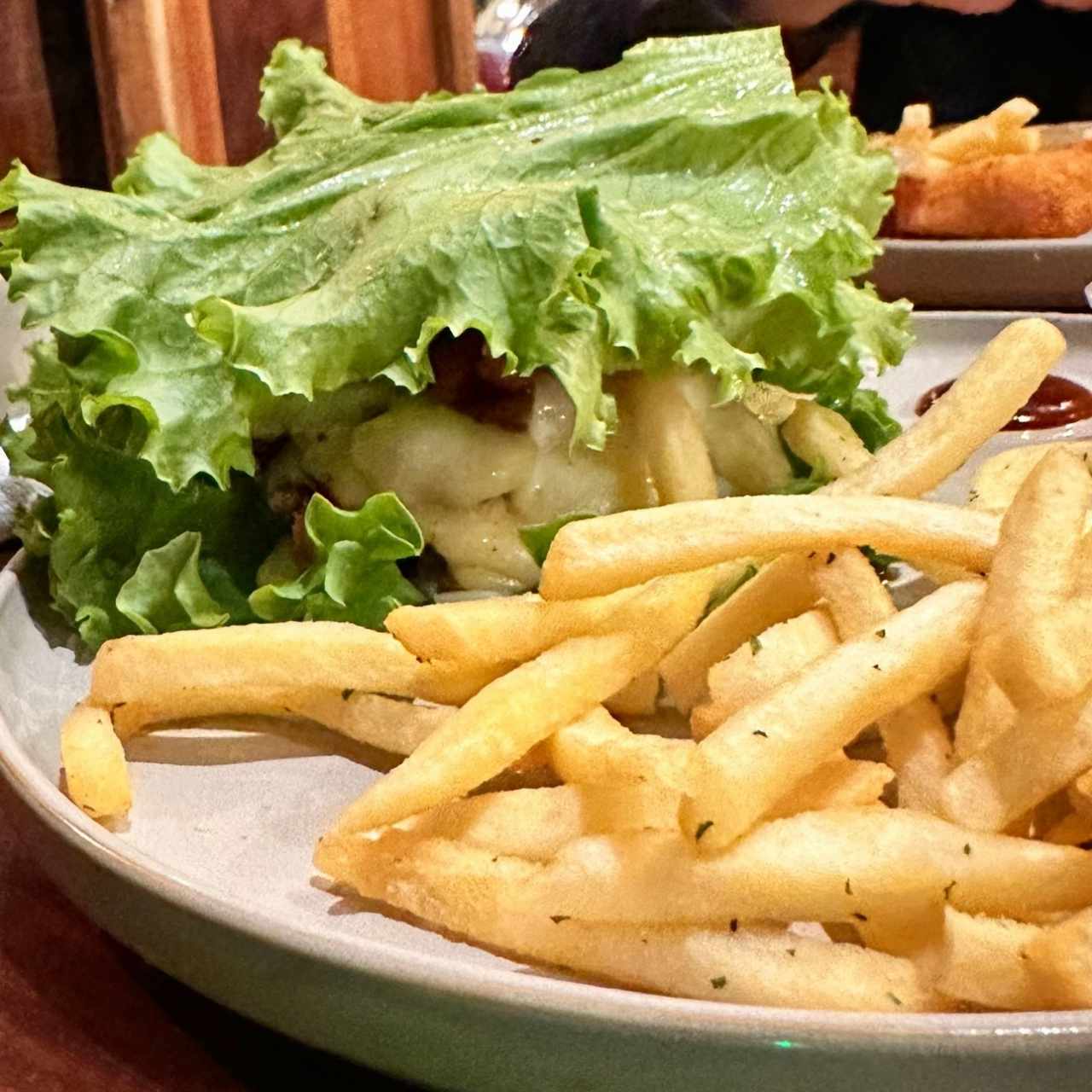 1/4 de libra con queso mozzarella bacon envuelto en joja de lechuga