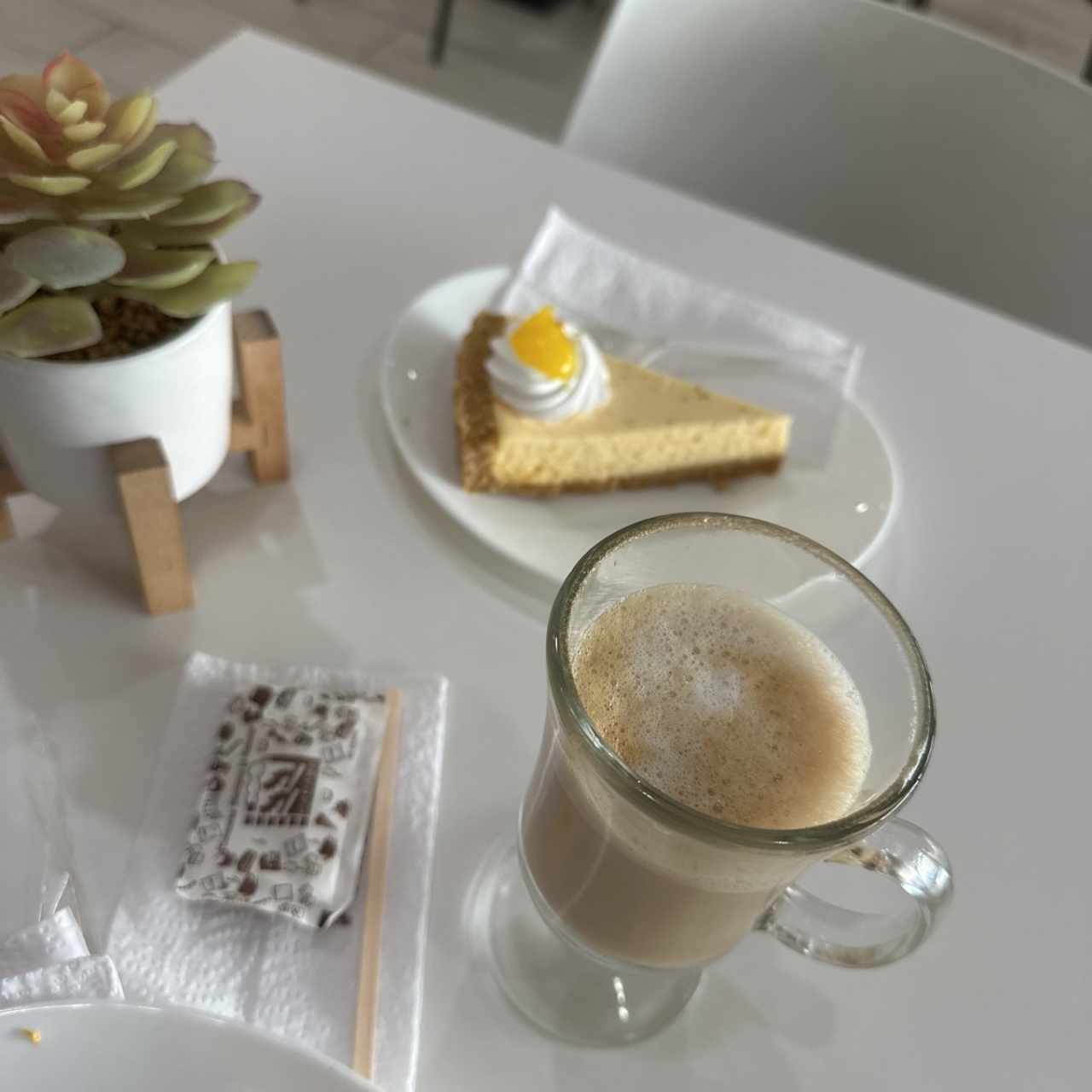 Pie de limon con cafe latte con sabir a amaretto