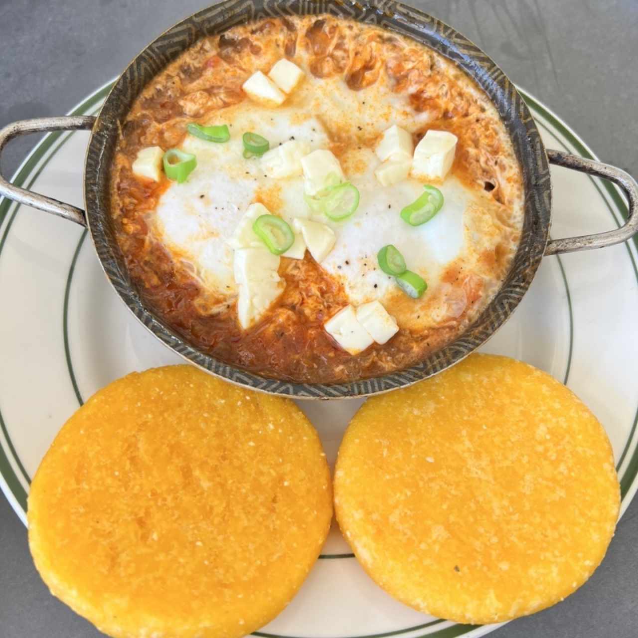 Huevo en salsa de tomate con tortilla