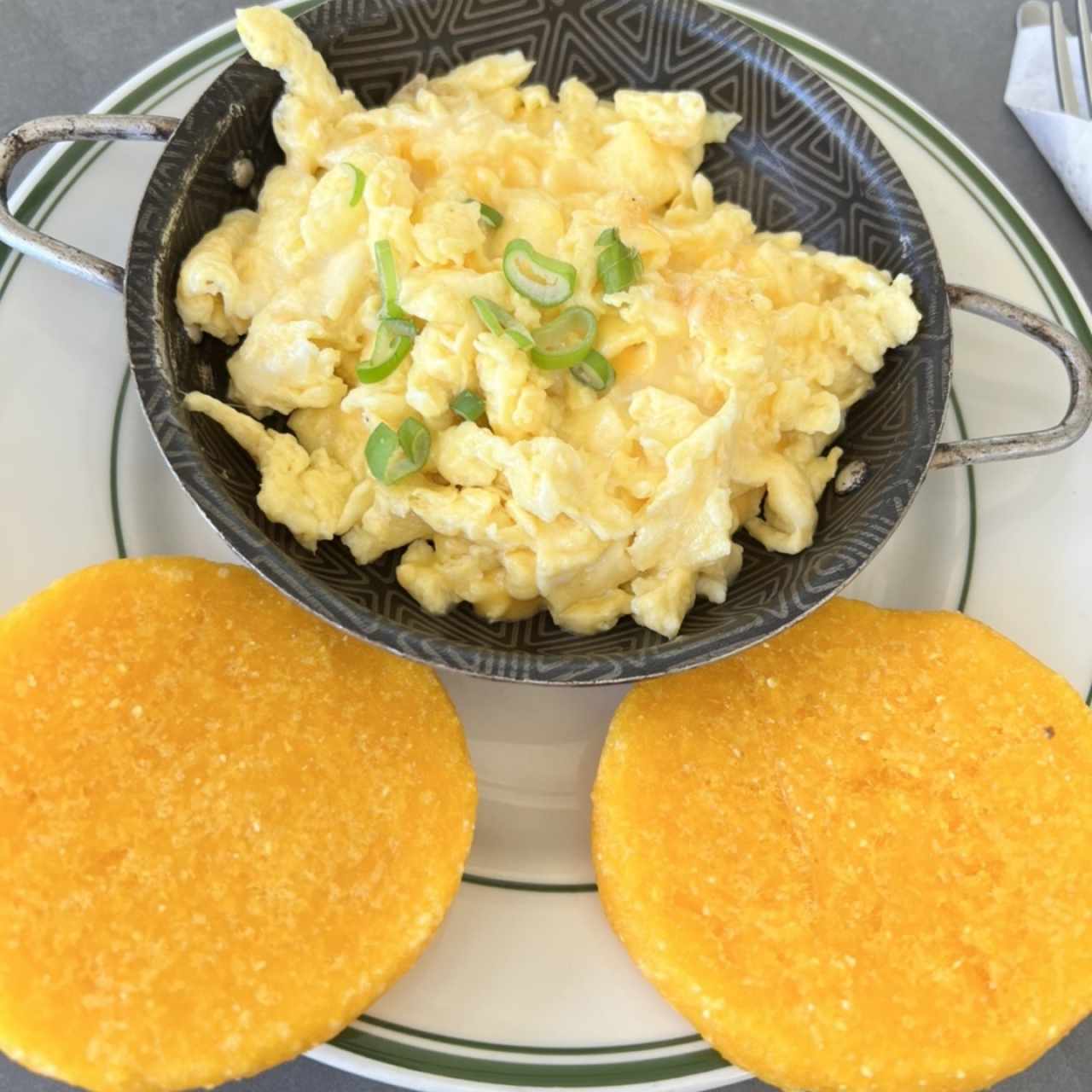 Huevo revuelto con tortilla