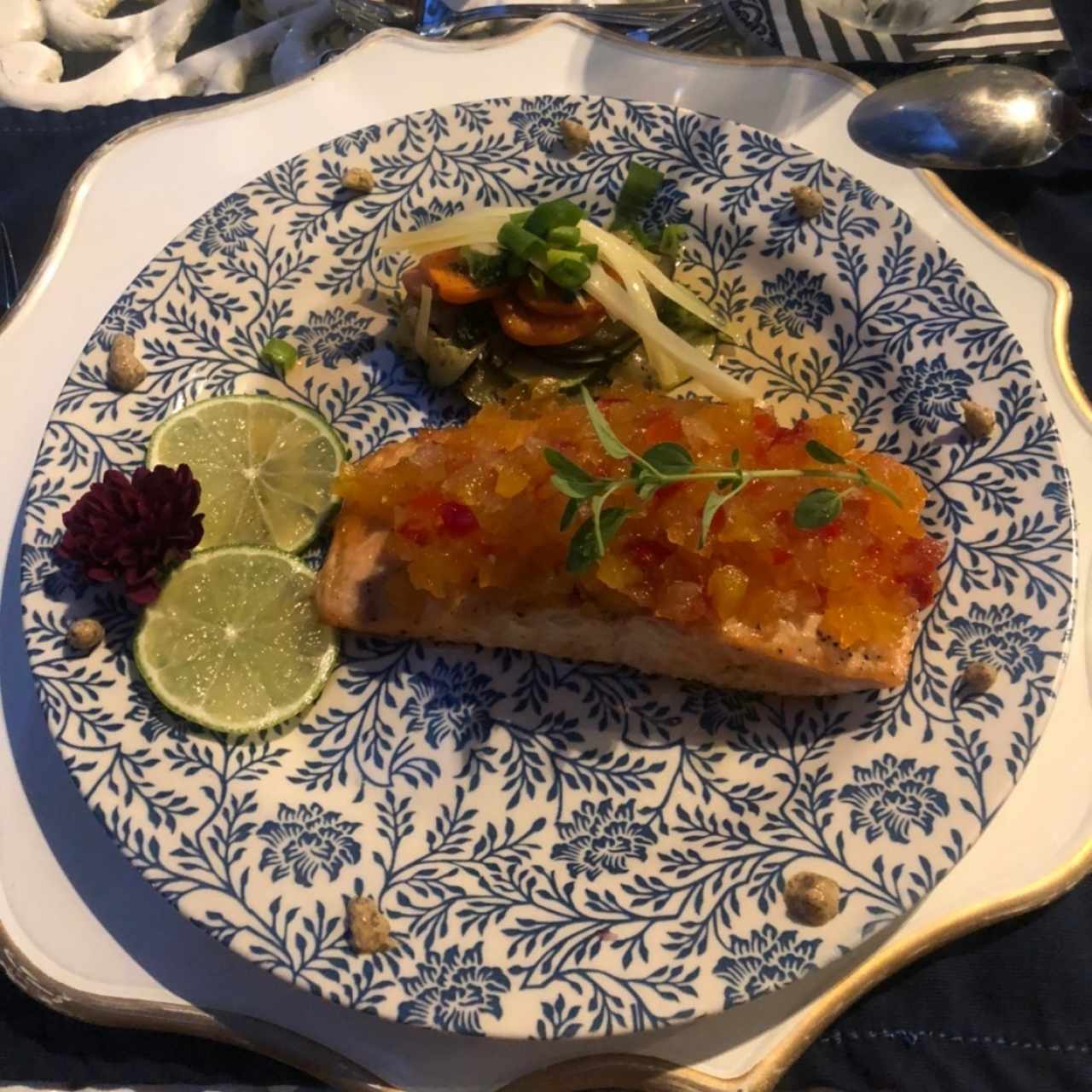 Salmon bañado en Chutney de piña 
