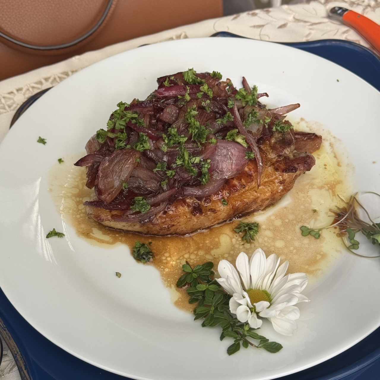 Chuleta de cerdo con cebollas caramelizadas
