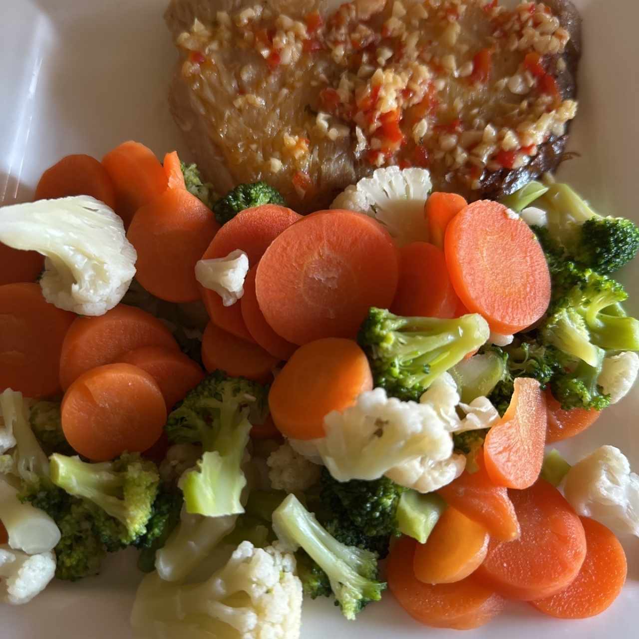 Filete de corvina al ajillo con vegetales 
