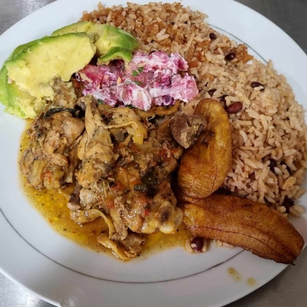 gallina de patio y arroz de frijol