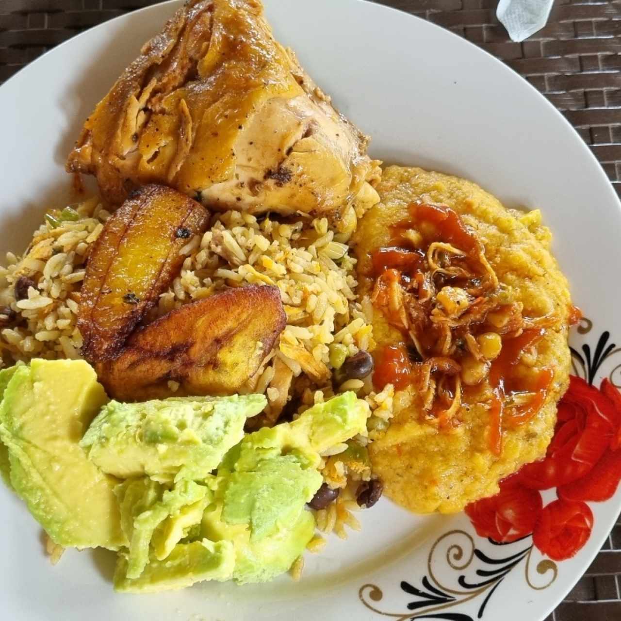 gallina de patio y tamal 