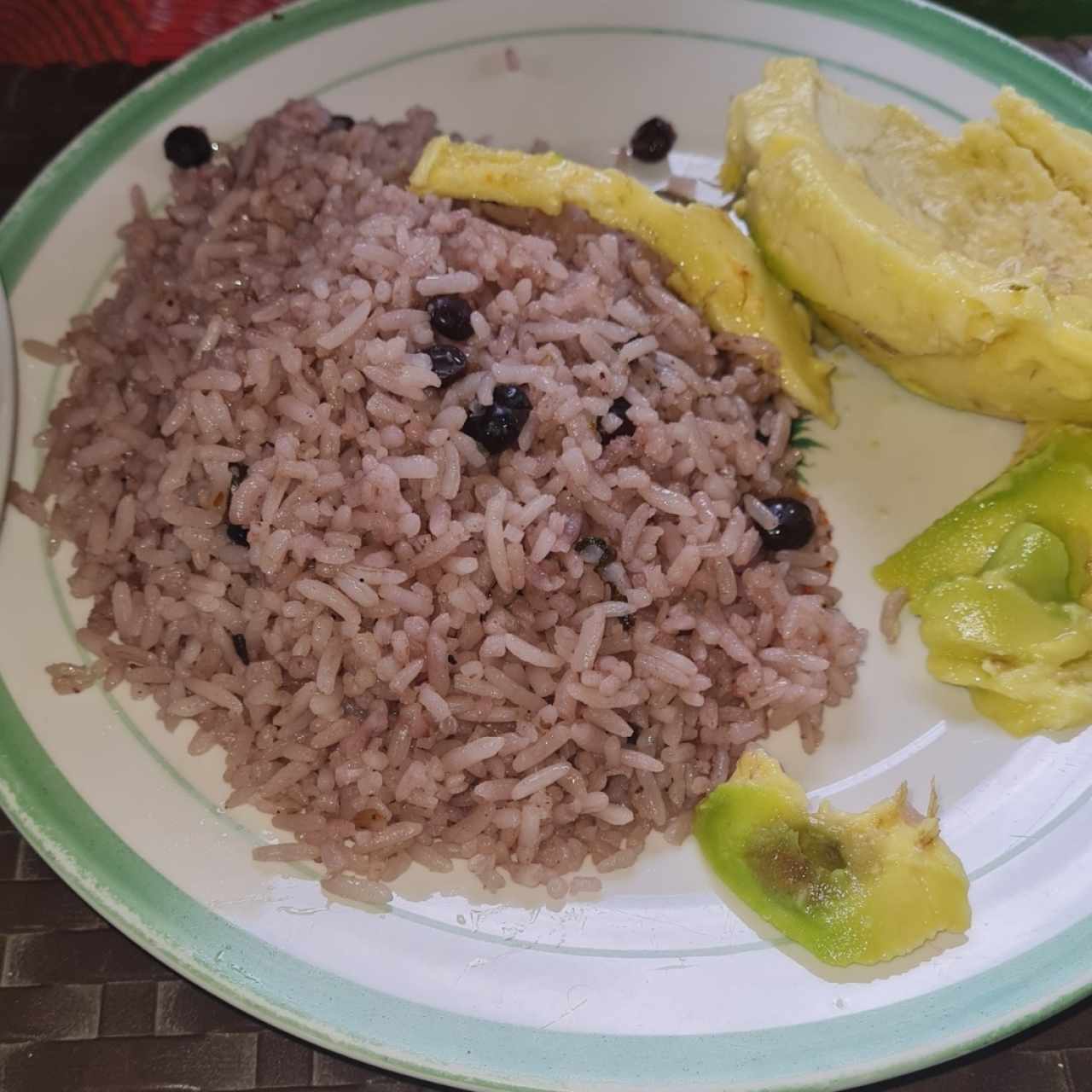 arroz de frijoles y aguacate 