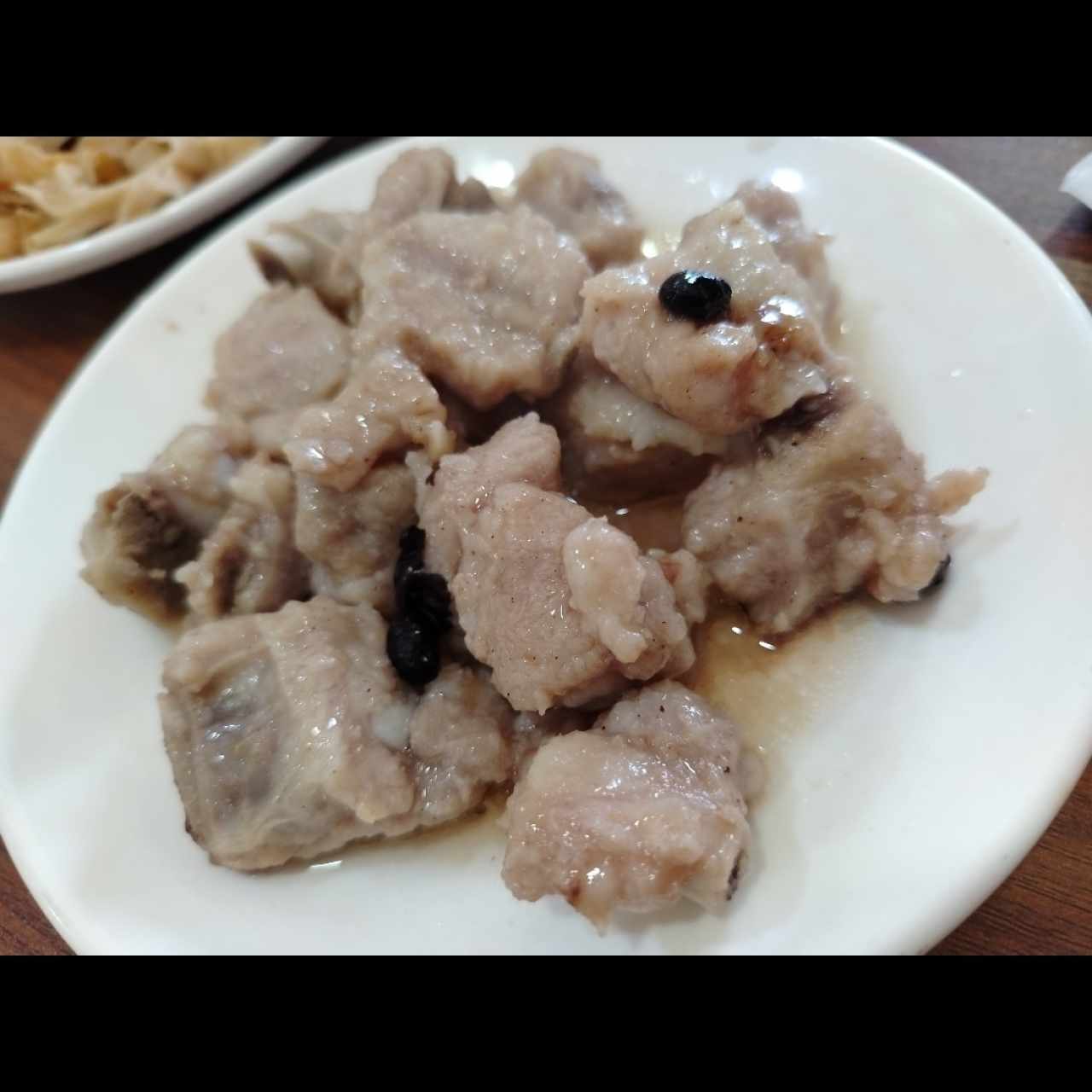 Costilla con frijoles negros a vapor 