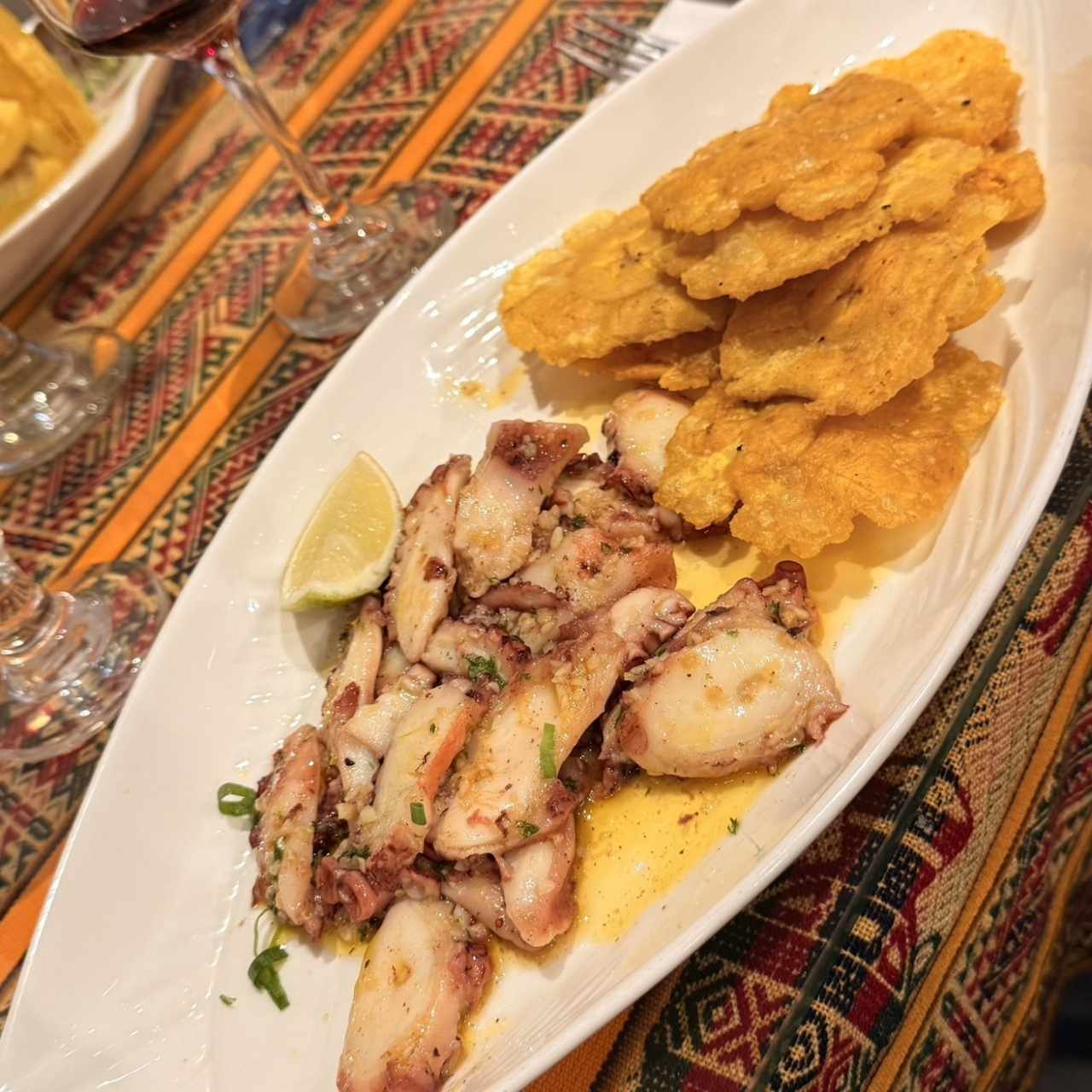 Pulpo al ajillo con patacones 