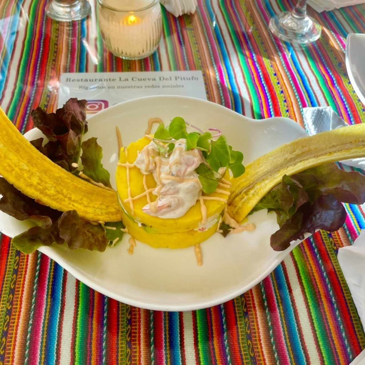CAUSA LIMEÑA DE CAMARÓN (Delicioso Puré de Papas, Marinado en Limón y Ají Amarillo Relleno con Camarones y Toque de Mayonesa de la Casa)