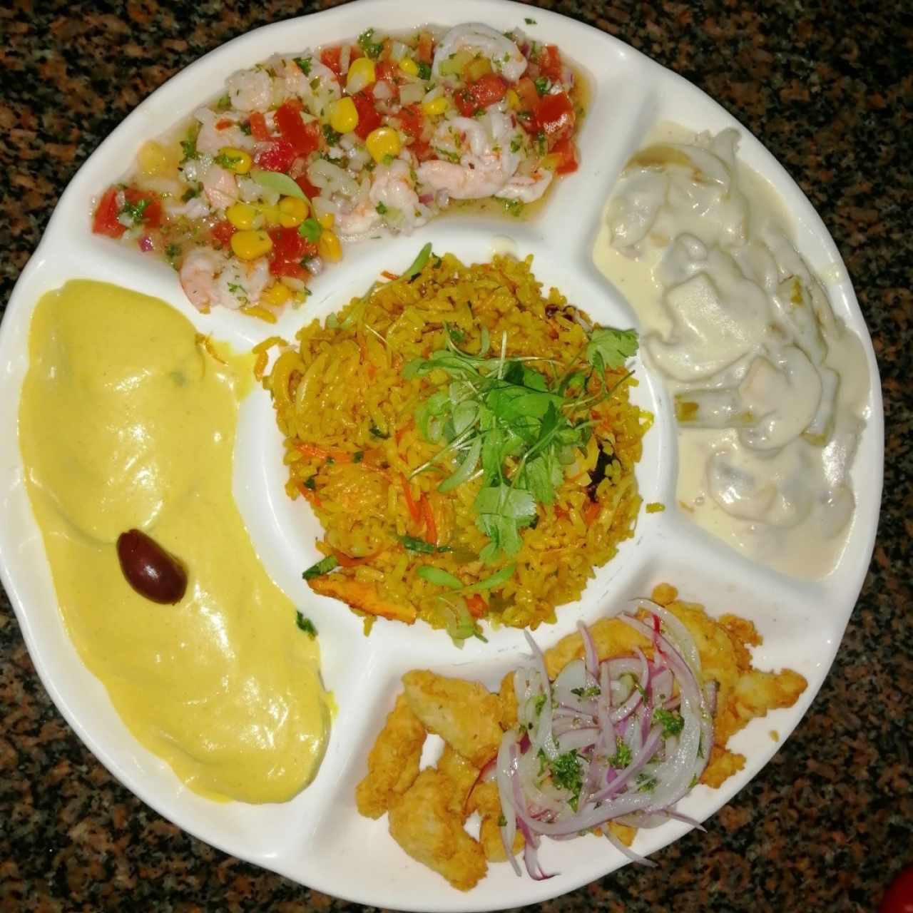 Picada del chef camarón chalaca, arroz marinera, papa huancaina, ceviche frito, y corv. Limeña 👌👌😋😋😋😋. 