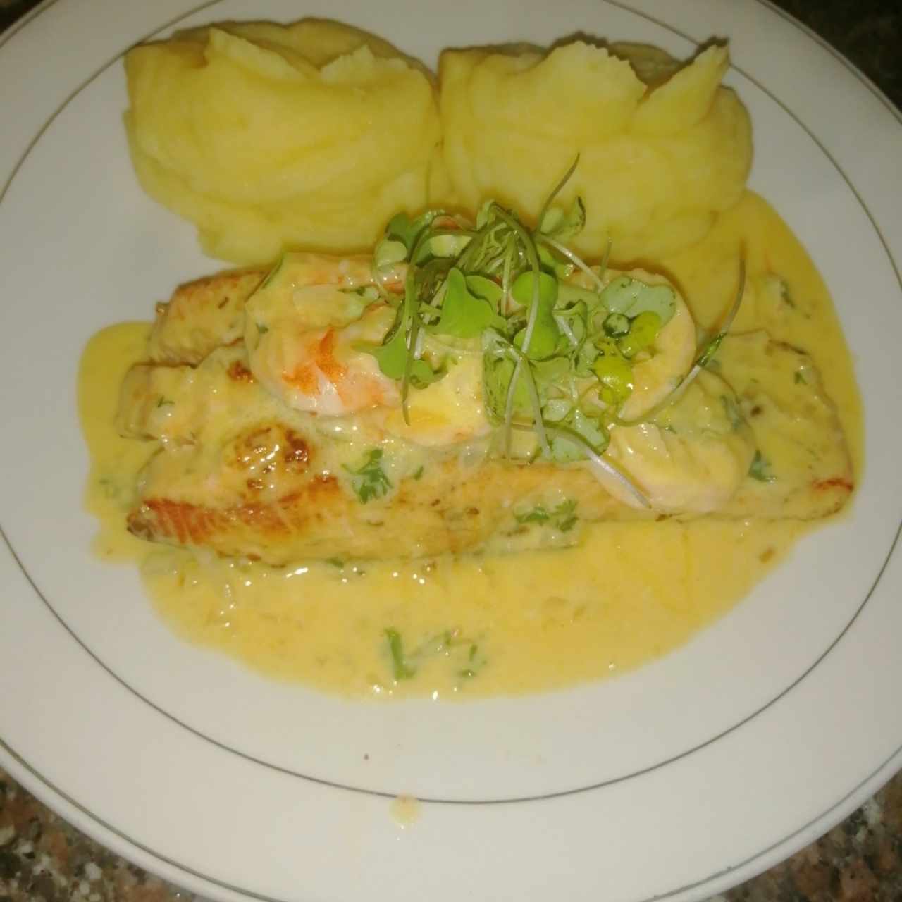 Salmón cn camarones excelente full recomendado. 