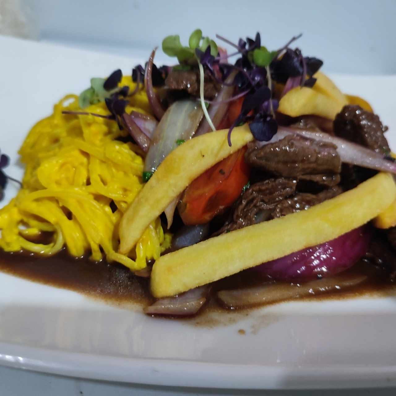espaguetis huancaina con lomito salteado