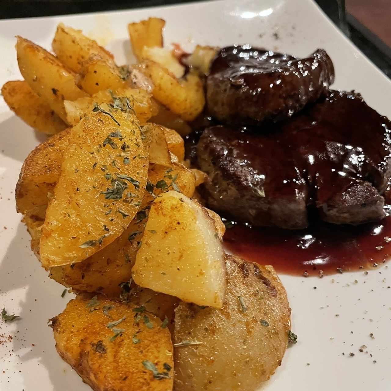 Filete al vino con papas gajo