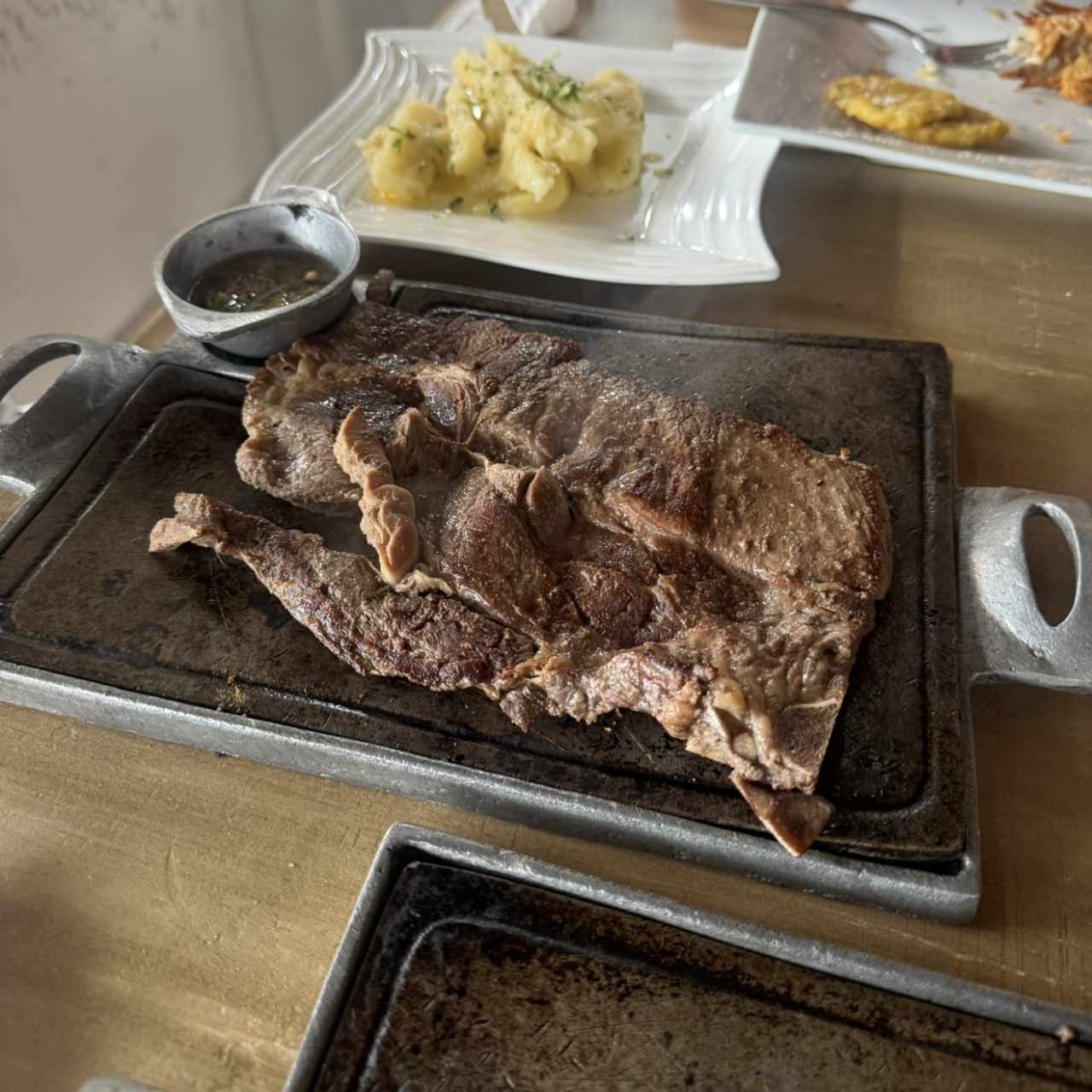 Churrasco y yuca al mojo