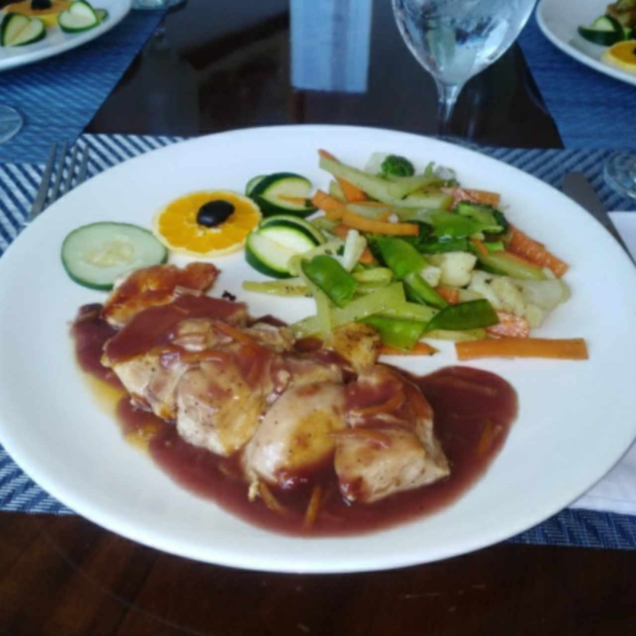 Pechuga de pollo en salsa de naranja