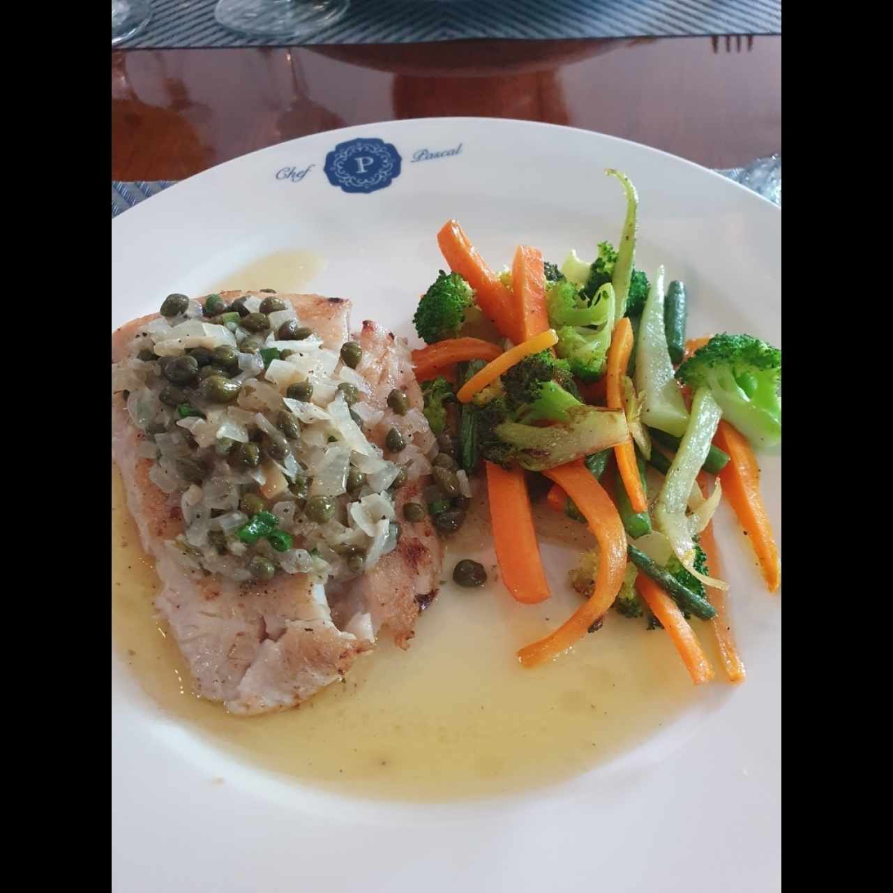 Filete de Pescado del día en salsa (Pomodoro o Alcaparras o Eneldo)
