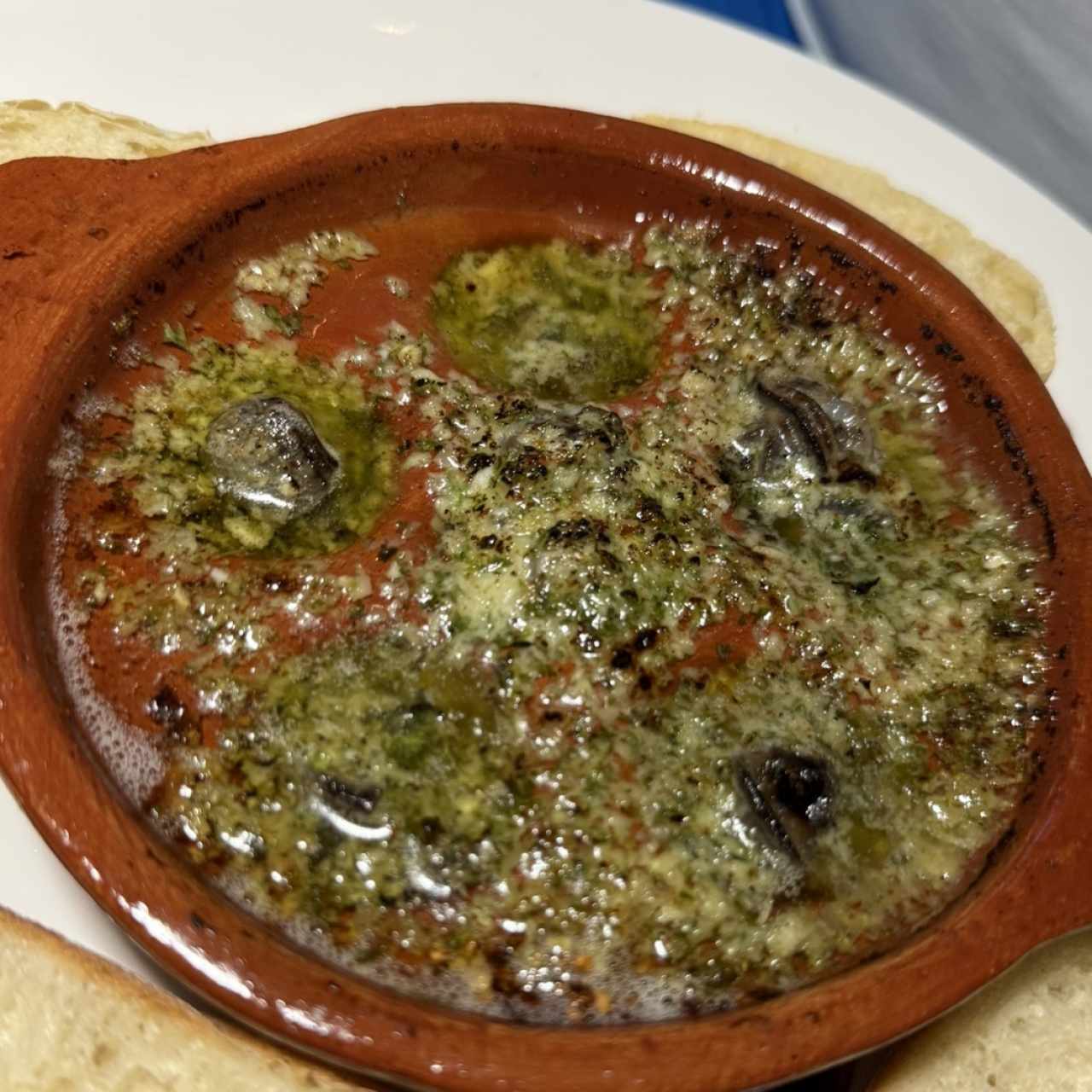 Caracoles Gratinados Con Mantequilla de Ajo