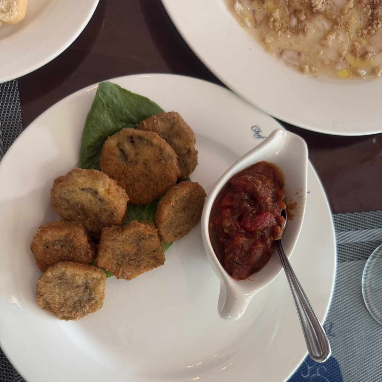 Berenjenas apanadas Fritas en Salsa Pomodoro
