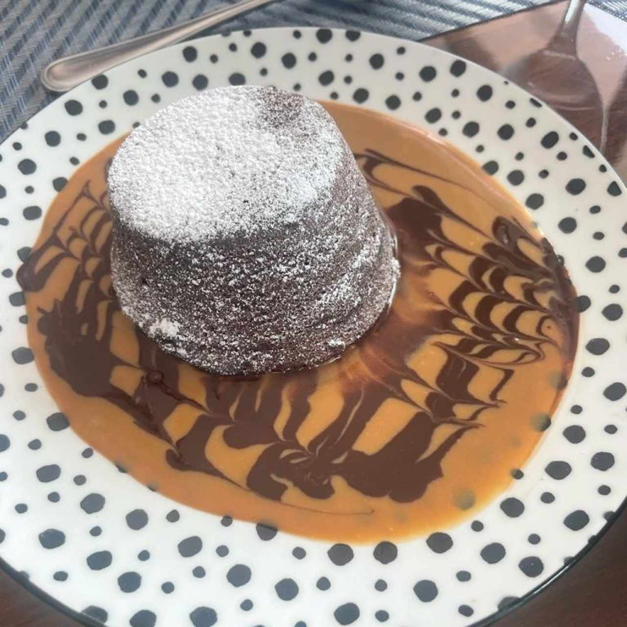 Pastel de Chocolate Tibio servido sobre su Salsa de Caramelo