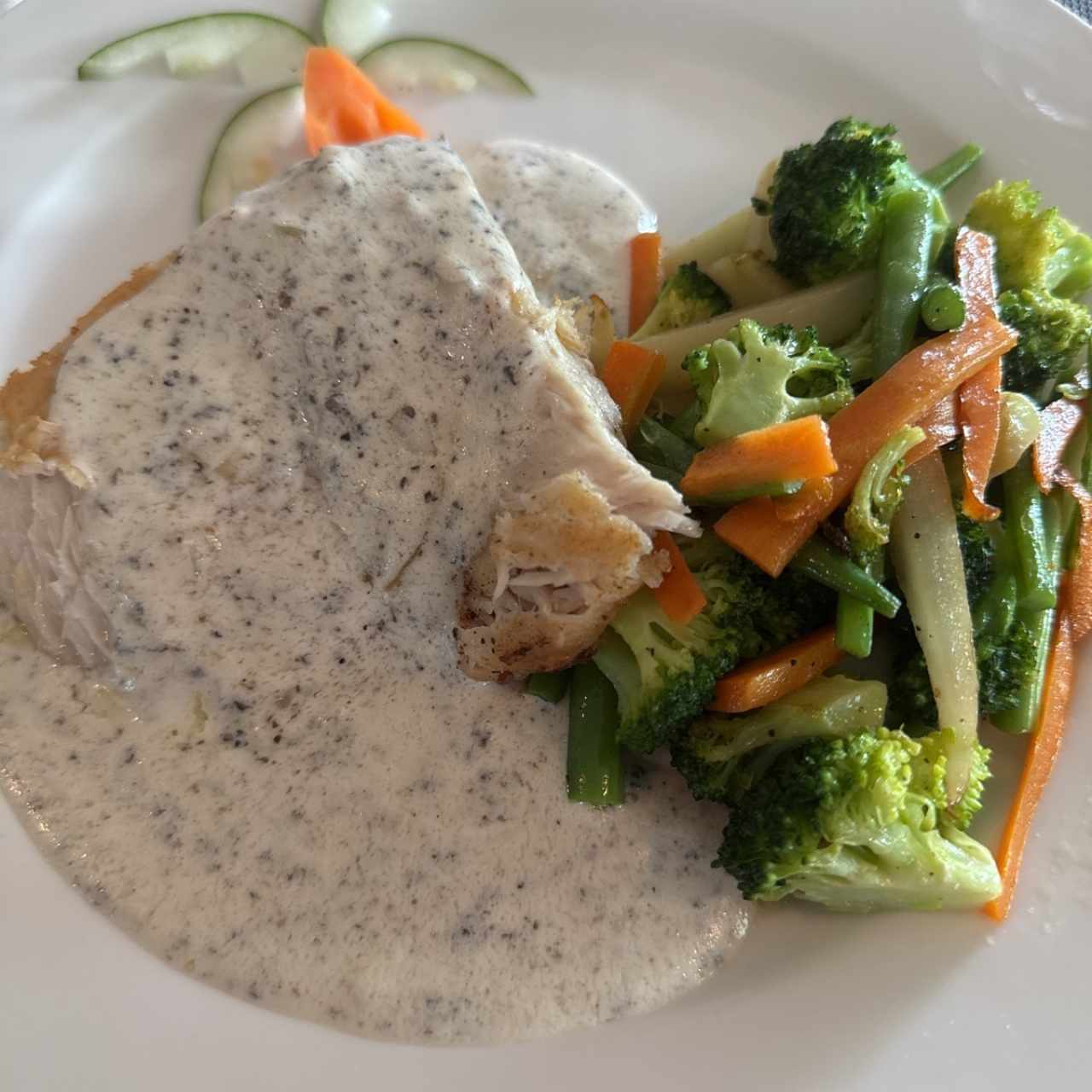 Filete de Pescado del día en salsa (Pomodoro o Alcaparras o Eneldo)