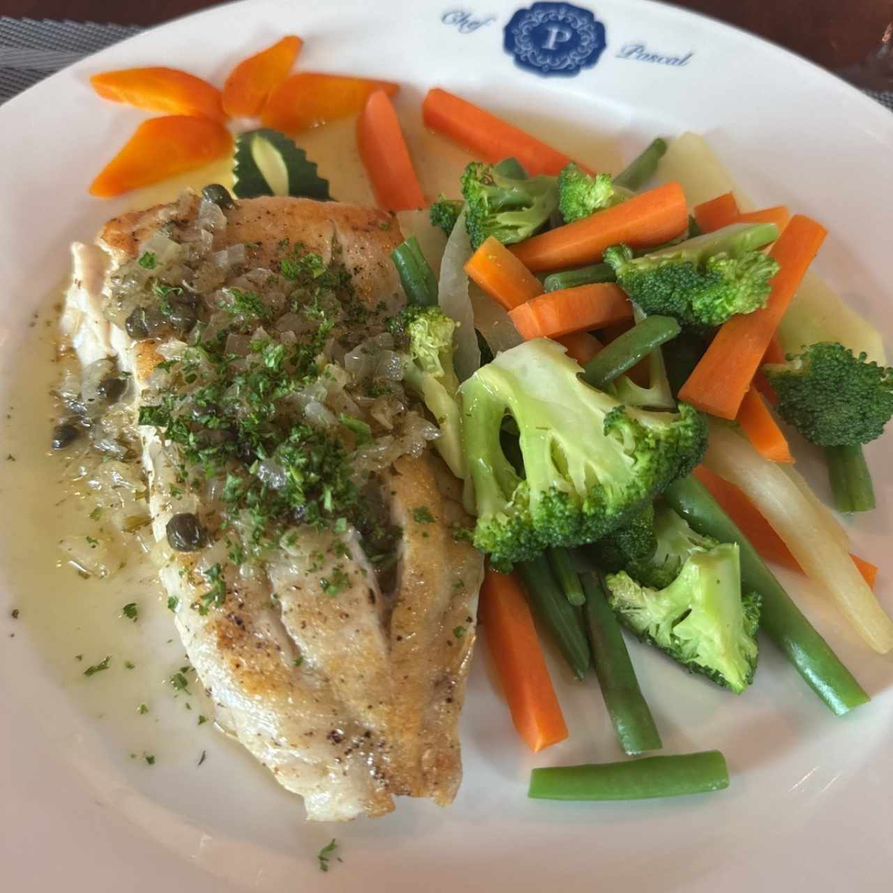 Filete de Pescado del día en salsa (Pomodoro o Alcaparras o Eneldo)