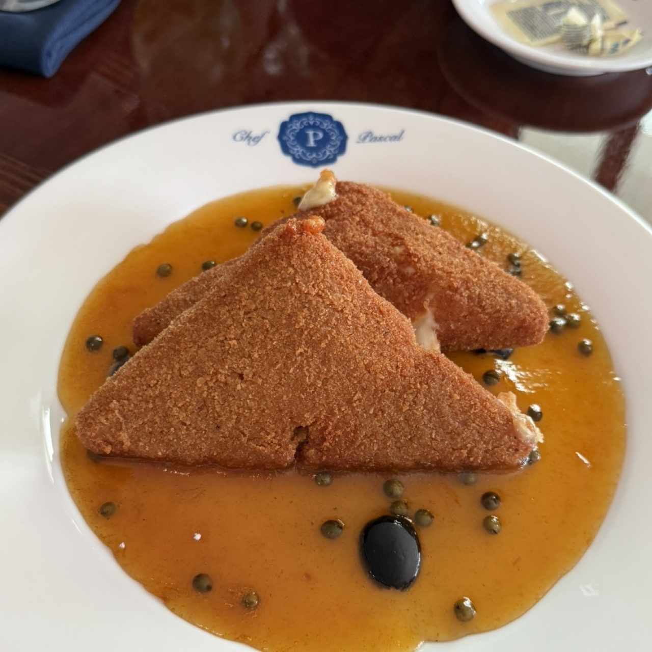Queso Frito apanado servido en salsa de Pimienta
