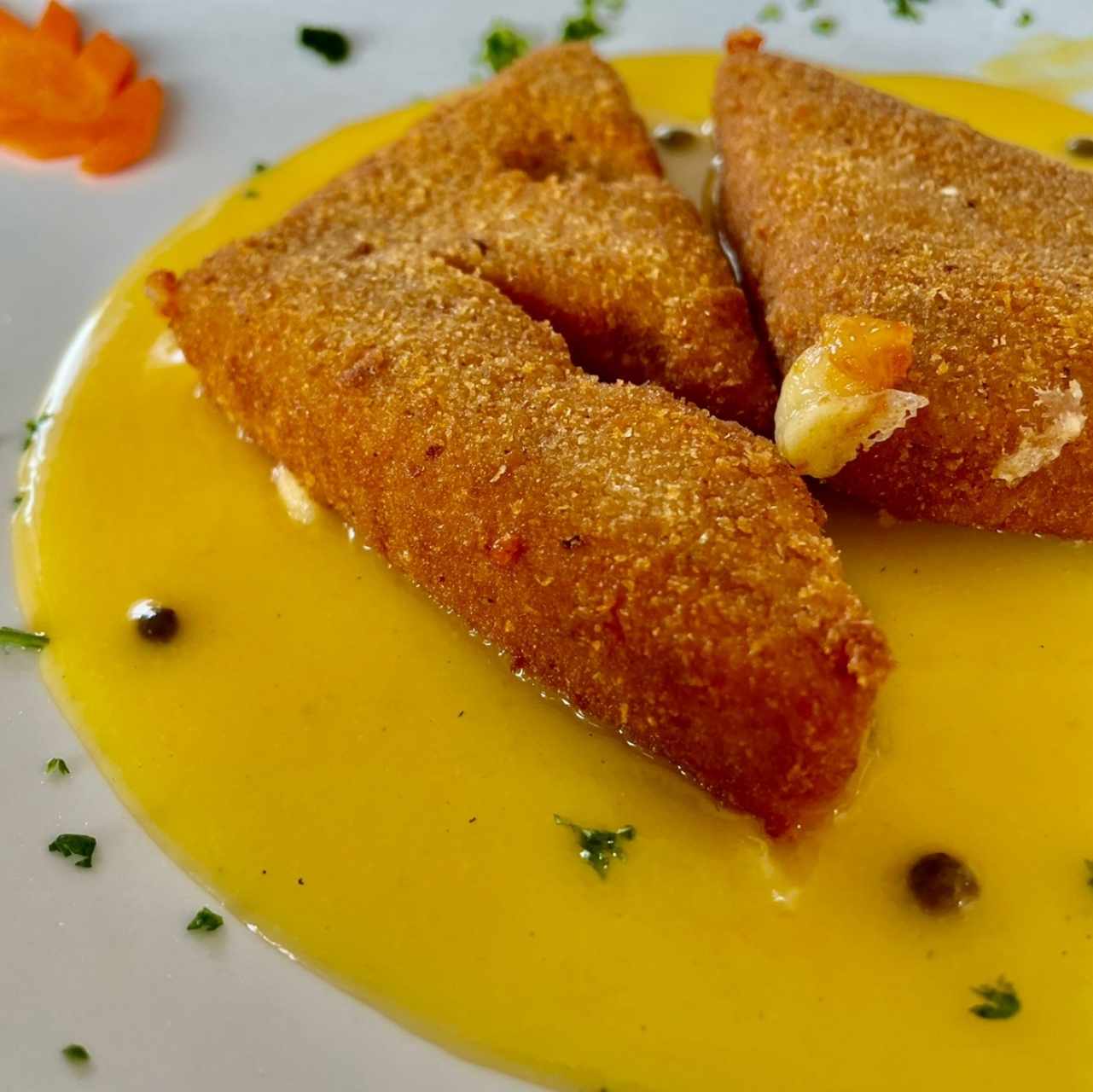 Queso Frito en salsa de Maracuyá