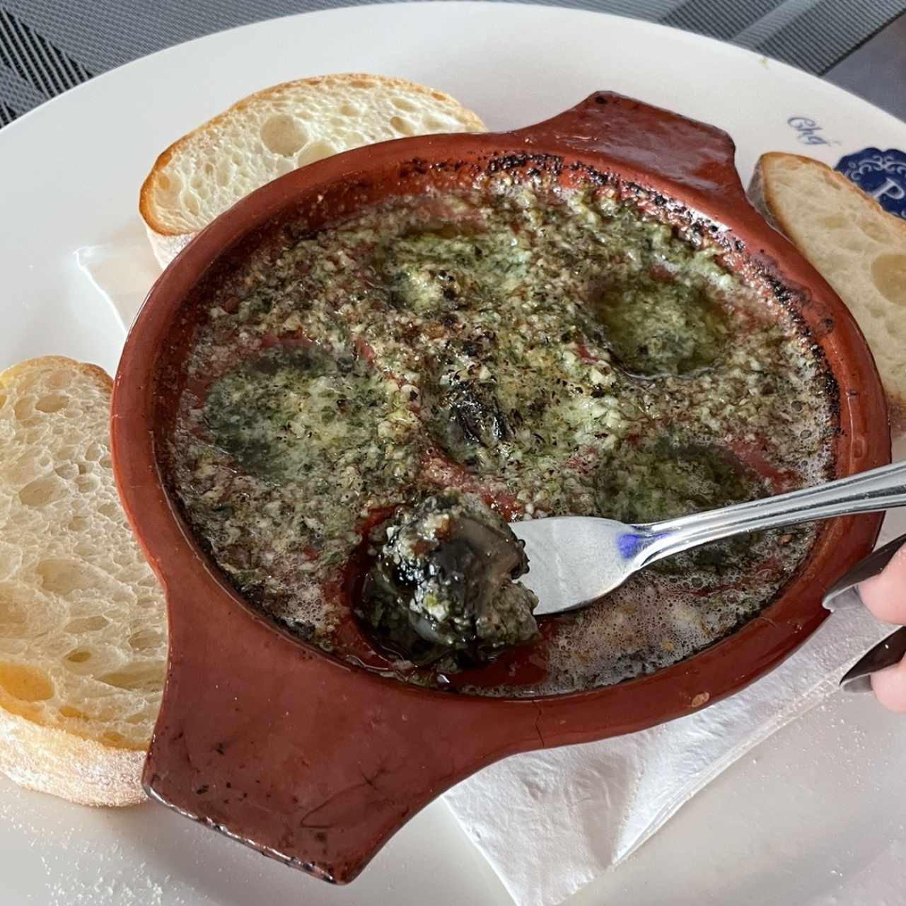 Caracoles Gratinados Con Mantequilla de Ajo