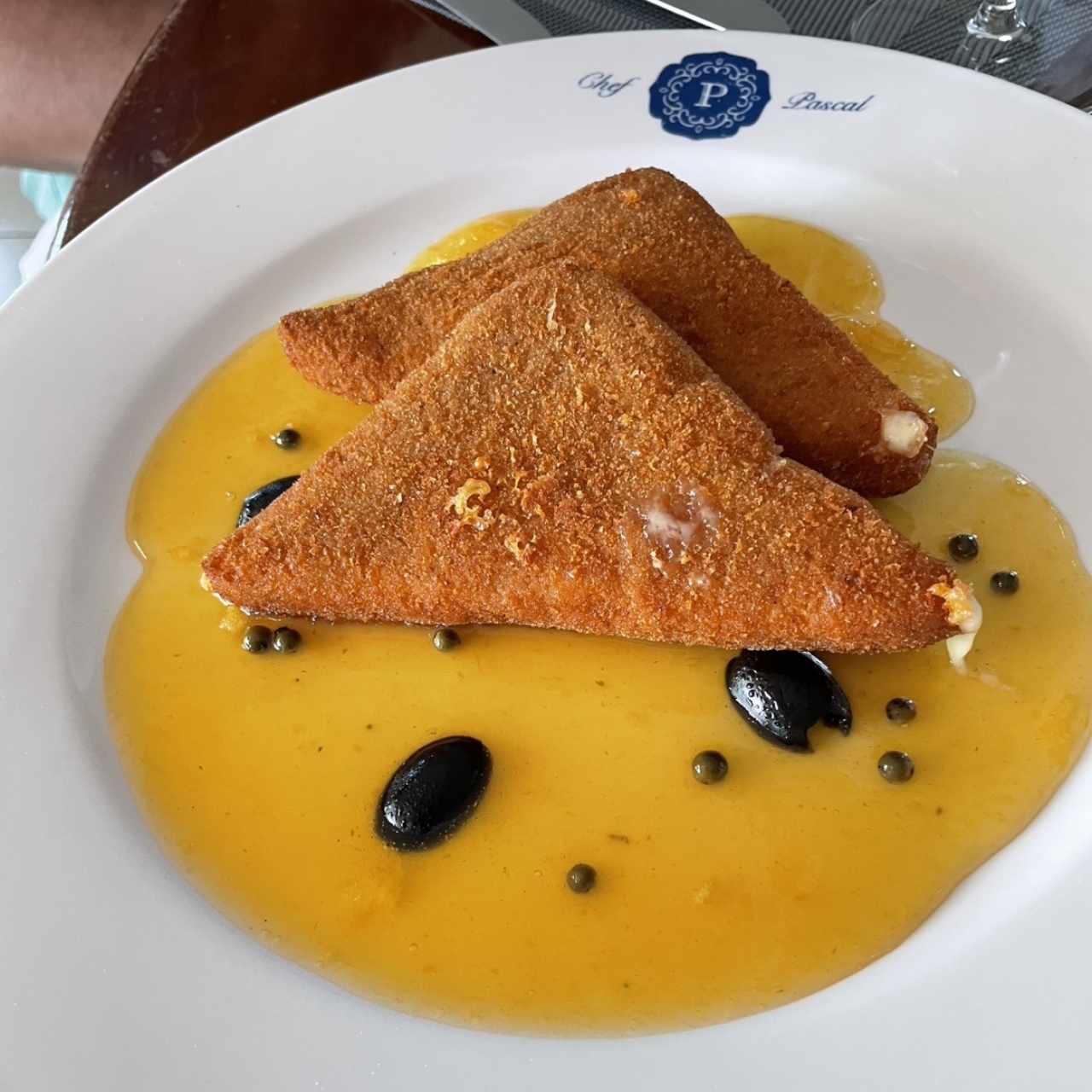 Queso Frito apanado servido en salsa de Pimienta